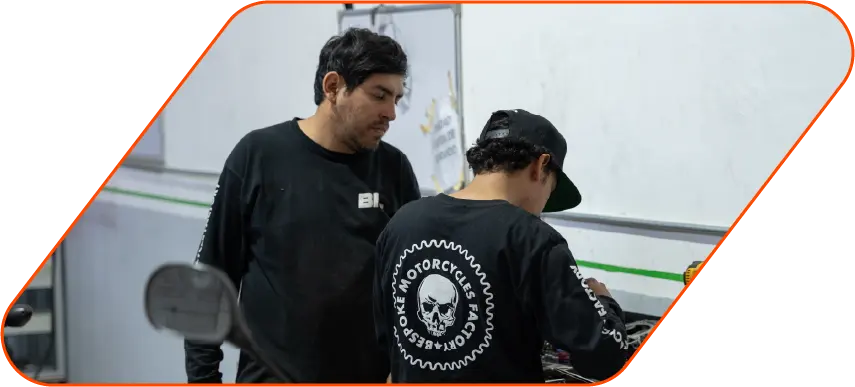 Equipo BMF Motor Co. revisando una motocicleta